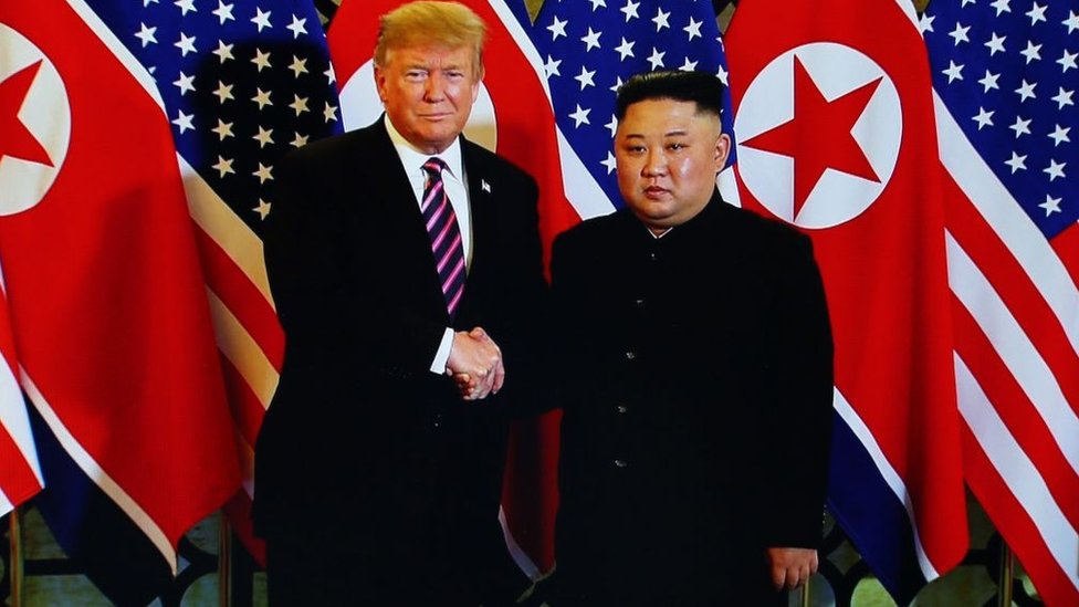 Фотография президента США Дональда Трампа и лидера Северной Кореи Ким Чен Ына во время их встречи в Ханое в 2019 году
