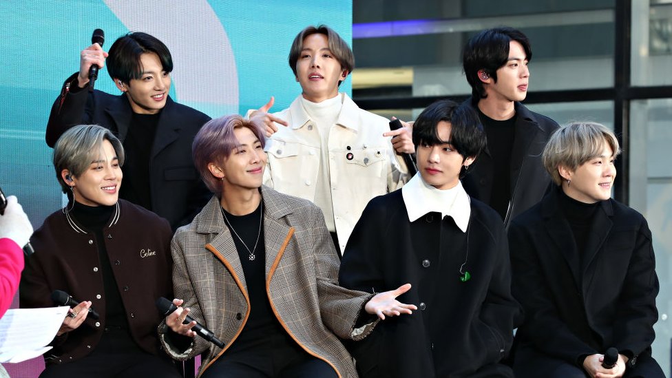 (Слева направо) Чимин, Чонгук, RM, Джей-Хоуп, Ви, Джин и Шуга из бойз-бэнда K-pop BTS посещают шоу Today на Rockefeller Plaza 21 февраля 2020 года в Нью-Йорке.