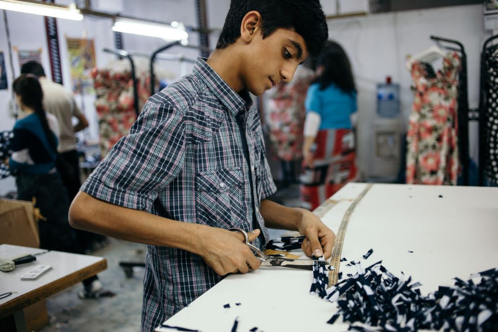 İstanbul'da bir tekstil atölyesinde çalışan bir çocuk