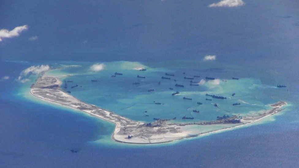 Китайские дноуглубительные суда предположительно были замечены в водах вокруг рифа Мишиф на спорных островах Спратли в Южно-Китайском море на этом кадре из видео, сделанного американским самолетом наблюдения 21 мая 2015 г.
