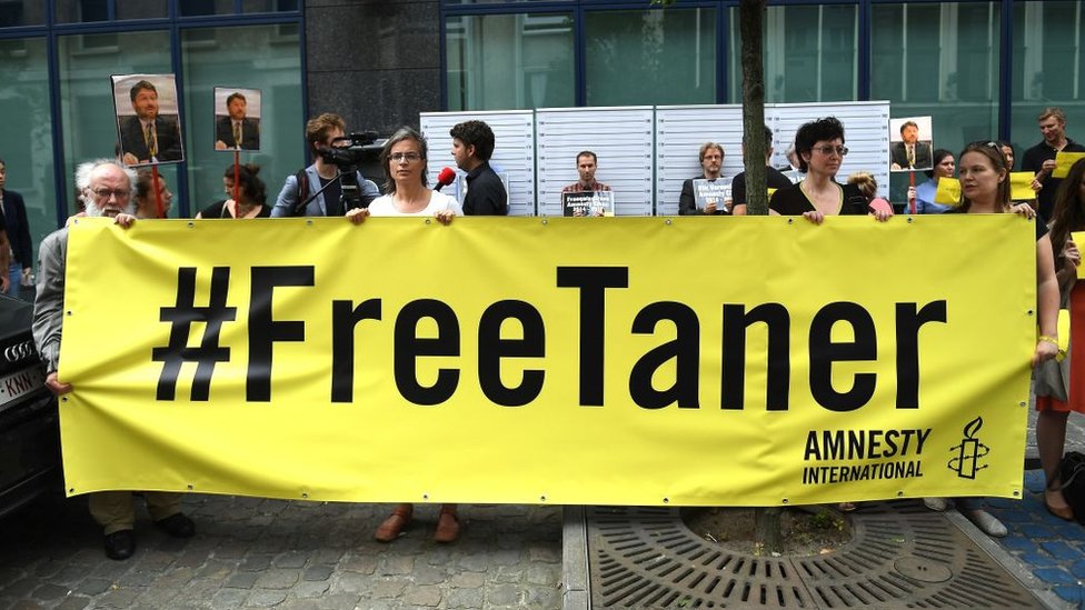 Бельгийские демонстранты призывают освободить Танера Килича в 2017 году