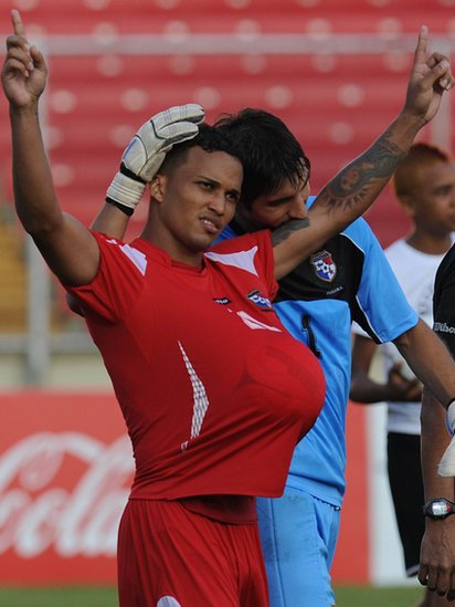 Henríquez confesó que su sueño cumbre era jugar el Mundial de Rusia. Henríquez celebra un gol dedicándolo a su hijo.