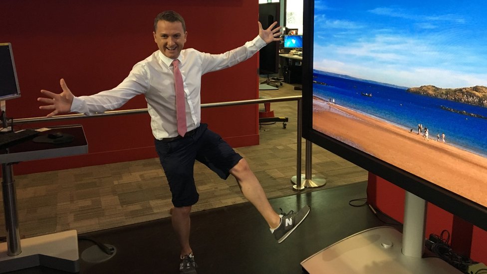 Ведущий BBC Weather Мэтт Тейлор приходит на работу в шортах во время сильной жары в Великобритании
