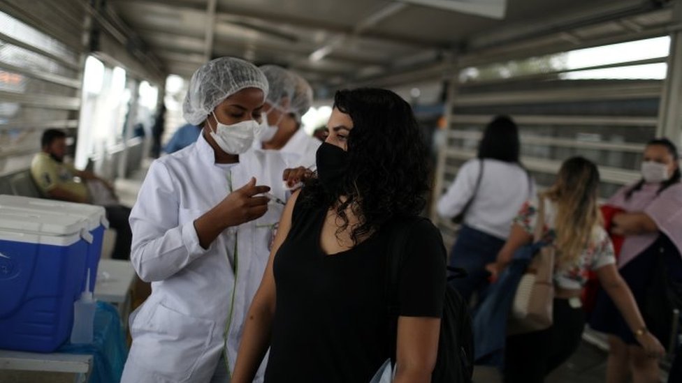 Mulher sendo vacinada no Brasil
