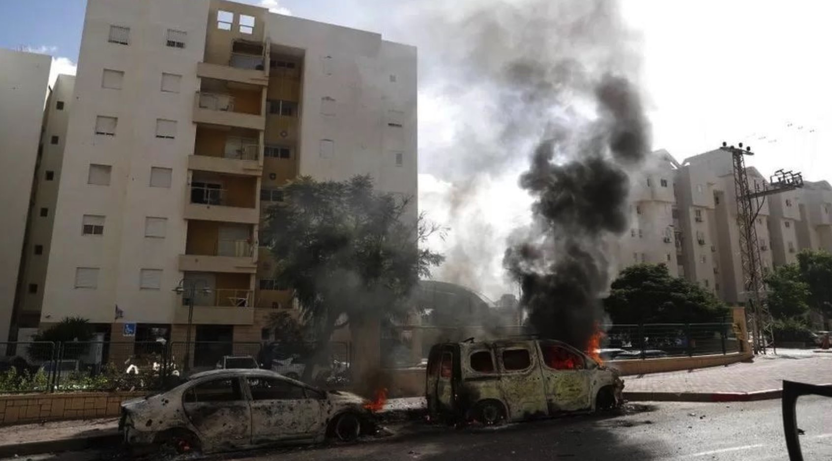 以色列阿什克倫被來自加沙火箭擊中的一角汽車著火焚燒（7/10/2023）
