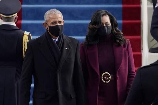 Barack Obama dan istri Michelle Obama hadir dalam acara pelantikan presiden di gedung Capitol.