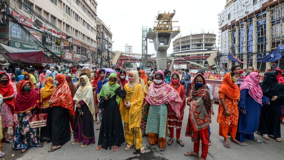 Рабочие швейной отрасли блокируют дорогу, протестуя против требования выплаты причитающейся заработной платы во время общенациональной блокировки, введенной правительством в качестве превентивной меры против Covid-19 в Дакке 22 апреля 2020 г.