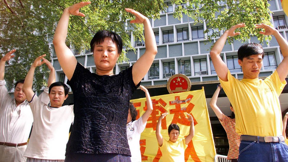 Praticantes da Falun Gong em protesto em frente a sede do governo de Hng Kong em 1999