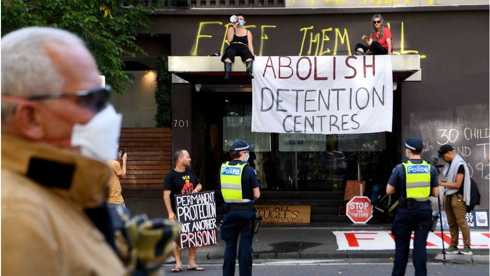 Cartel que pide "abolir centros de detención" en la puerta del Park Hotel de Melbourne.
