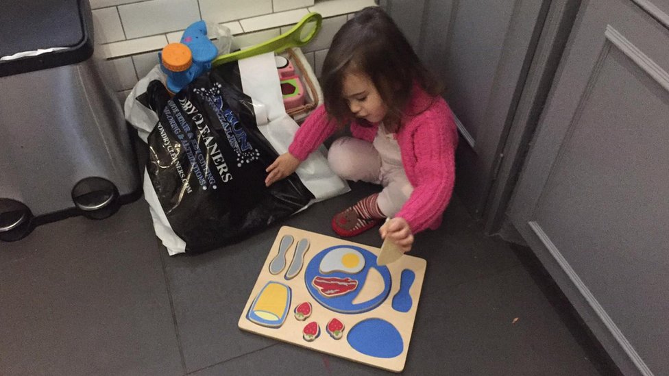 Мирелла обнаруживает сумку с игрушками, которую готовят для благотворительных урн BHF
