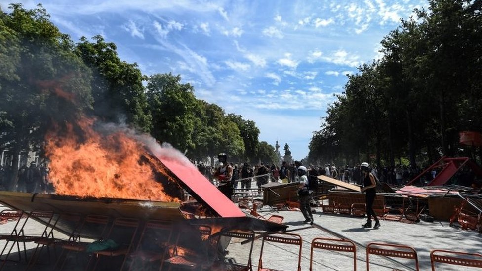 Демонстранты подожгли баррикаду на митинге в Нанте, Франция