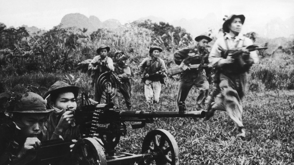 Ninguna otra arma está tan identificada con la guerra de Vietnam como la AK-47. Fue la principal arma del ejército de Vietnam del Norte y las guerrillas de Vietnam del Sur. Soldados vietnamitas