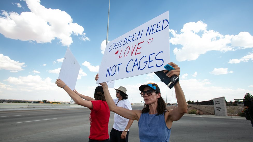 Протестующие из Эль-Пасо и Калифорнии присоединились к каравану в Клинт, штат Техас, в знак протеста против продолжающегося отделения детей-мигрантов от их семей и условий содержания их в CBP.