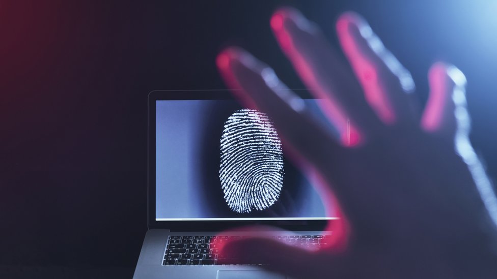 Este tipo de estafadores roban la identidad digital de personas de confianza de sus víctimas. pishing