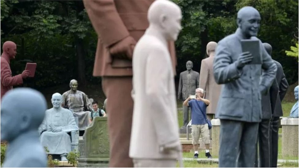 遊客在台灣北部桃園慈湖公園，也就是蔣介石陵寢所在地的蔣介石雕像前拍照（資料照片）。