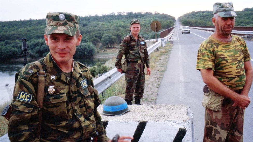 Soldados de Rusia, Moldavia y de Transnistria en la zona de seguridad.