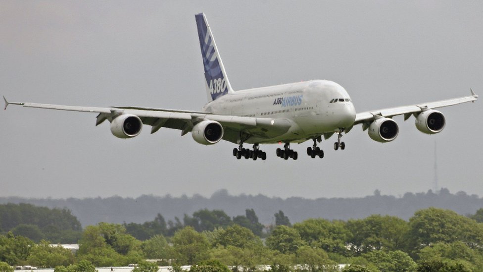 Airbus A380 приземляется в аэропорту Хитроу