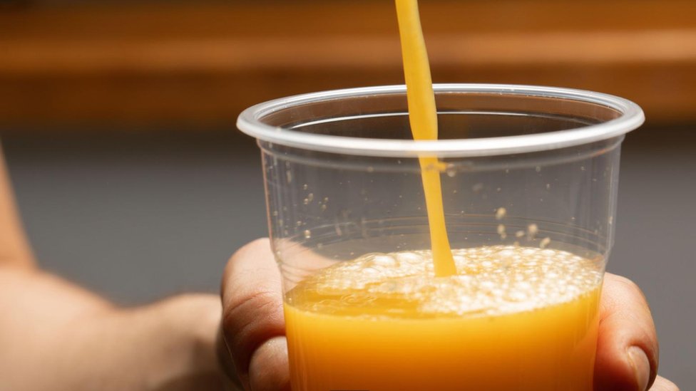 Hay pocas probabilidades de que consumir jugo de naranja te permita evitar un resfriado.