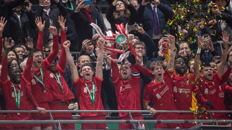 كأس كاراباو: ضربات الترجيح تمنح ليفربول رقما قياسياً جديداً في كأس الرابطة الإنجليزية 1 ليفربول يحتفل بفوزه بكأس كاراباو