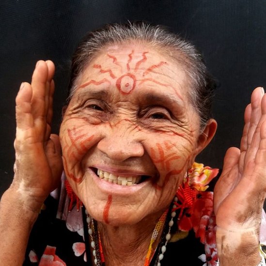 A idosa e líder indígena Bernaldina, do povo macuxi, usa pinturas tradicionais e sorri