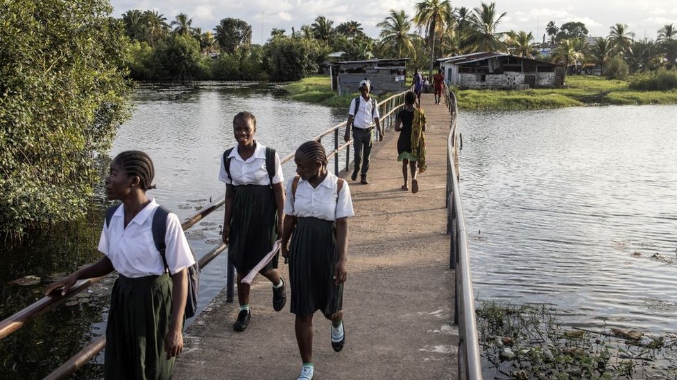 فتيات عائدات إلى المنزل من المدرسة في ليبيريا