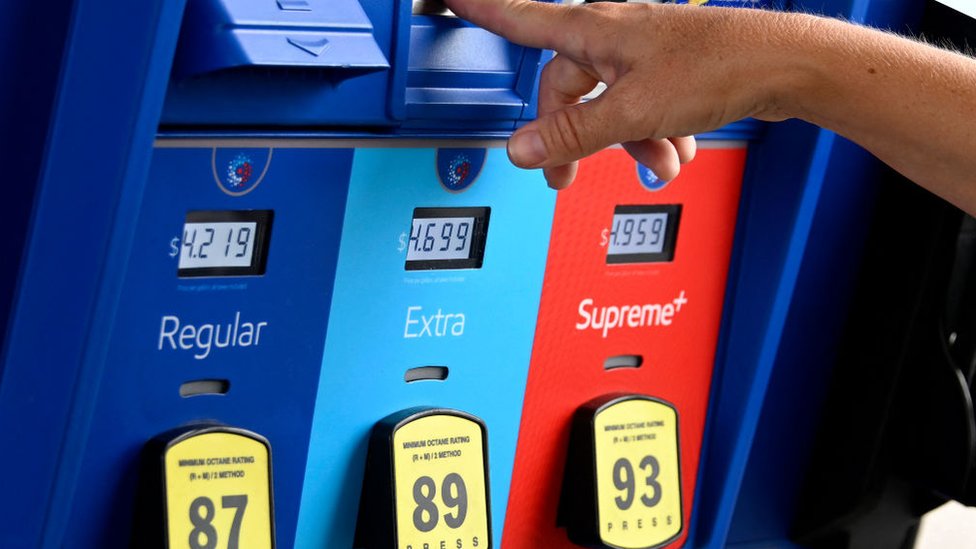 Persona comprando gasolina en Estados Unidos