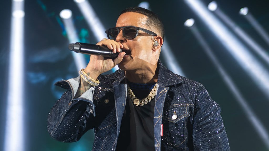 Daddy Yankee: Thousands force their way into Santiago concert