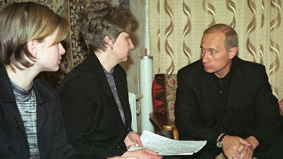 بوتين أثناء لقاء أسر ضحايا الغواصة كورسك