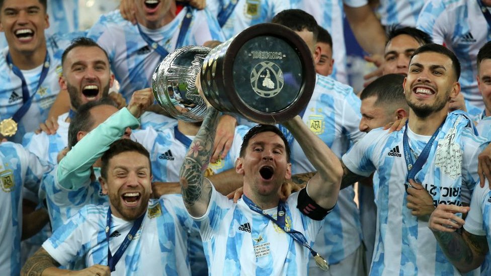 منتخب الأرجنتين يحتفل بعد الفوز ببطولة كوبا أمريكا 2021. كان هذا أول فوز لميسي في بطولة دولية كبير ، وهو في سن 34 عاما