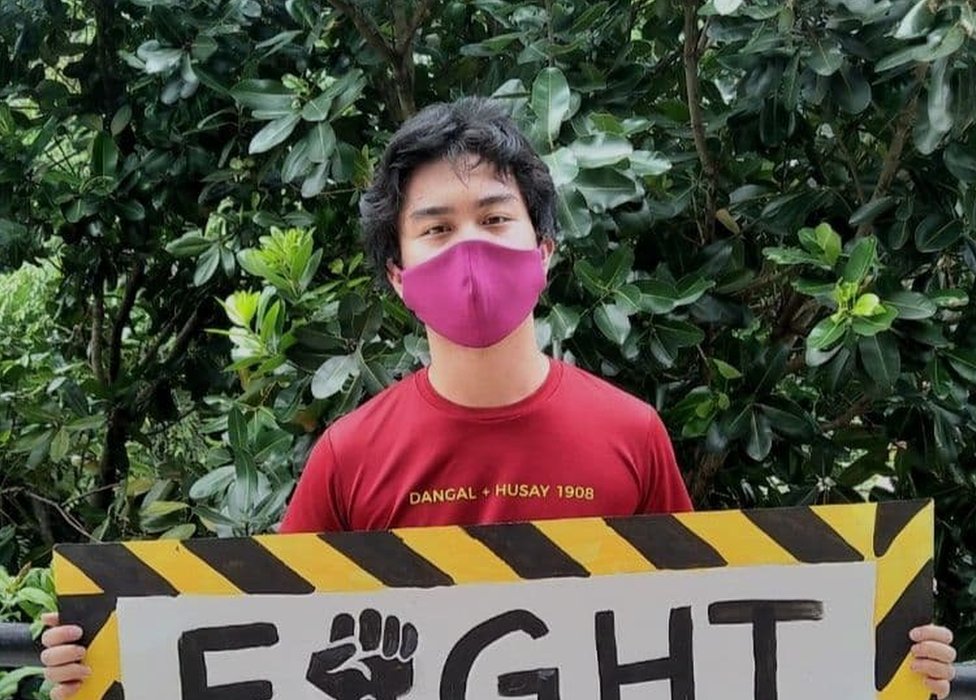 Jon Bonifacio sostiene un cartel durante una protesta climática