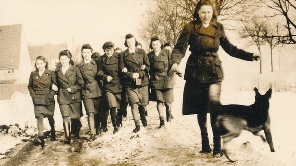 Takdir Brutal Para Pekerja Seks Komersial di Jerman Nazi: Sebuah Pandangan Mendalam 2 Kisah para perempuan yang menjadi penyiksa di kamp konsentrasi Nazi, 'Orang-orang sulit membayangkan mereka bisa sekejam itu' - BBC News Indonesia