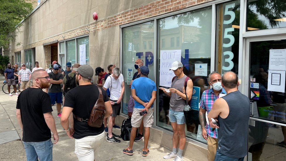 Homens fazem fila na frente de centro de vacinação conra o monkeypox nos Estados Unidos