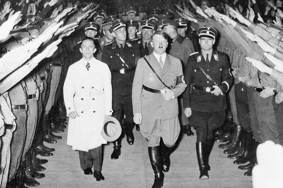 Joseph Goebbels (izq.) junto a Adolf Hitler en 1933.