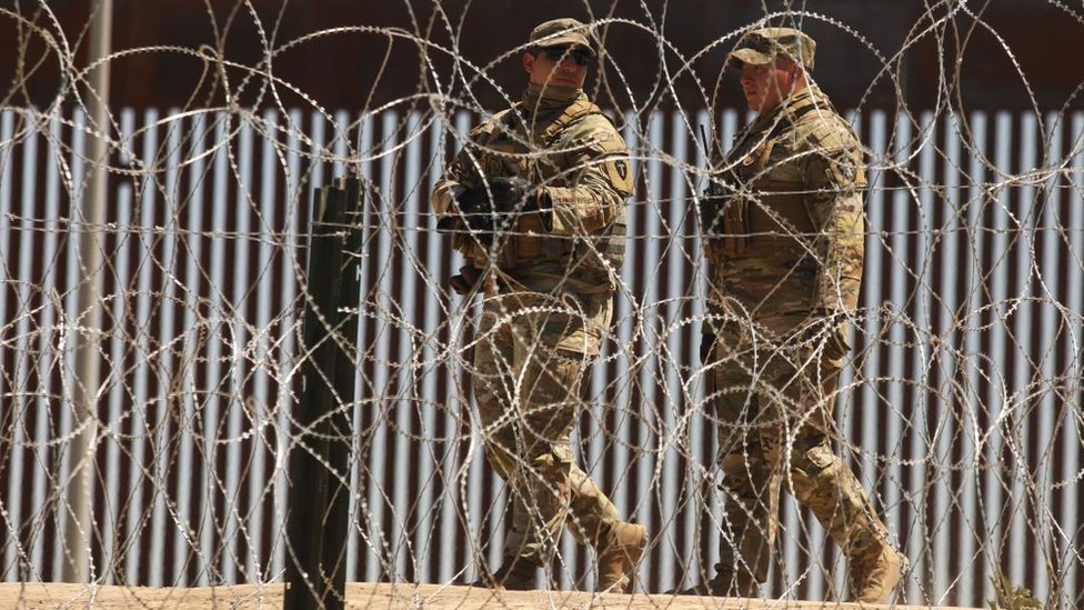 Militares estadounidenses patrullando la frontera.