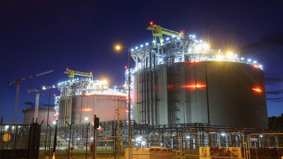 اسطوانات ضخمة بمنشأة الغاز الطبيعي المسال ببلدة شفينو أويتشه التي تديرها شركة نقل الغاز المملوكة للدولة