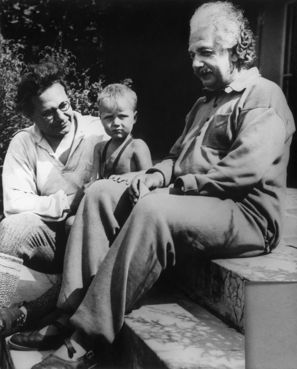 Einstein junto a su hijo Hans Albert y su nieto Bernhard en 1936.