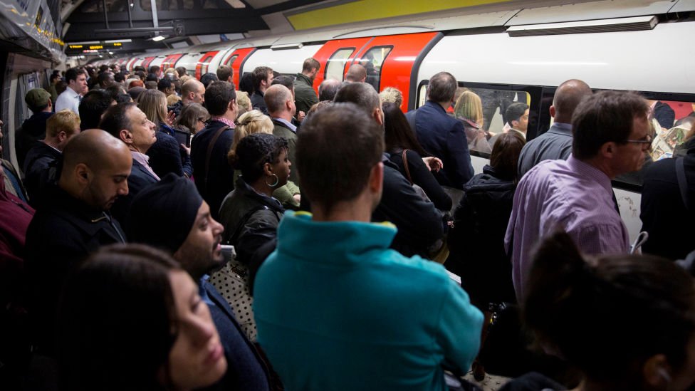 Пассажиры путешествуют по Северной линии лондонского метро