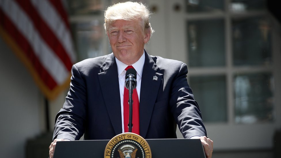 Aunque pudiera parecer lo contrario, Donald Trump no sirvió de inspiración para crear el personaje de Doug Strutt (interpretado por John Lithgow). Donald Trump