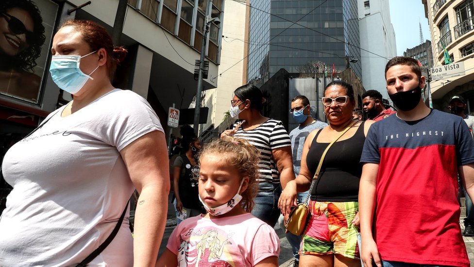 People shopping in São Paulo, walking next to each other without social distancing