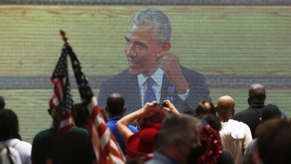 Obama en pantalla gigante.