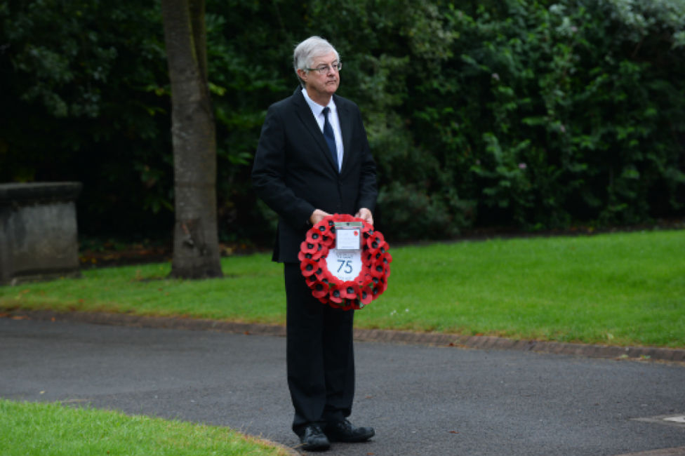 Первый министр Марк Дрейкфорд возложил венок на церемонии в Кардиффе в субботу