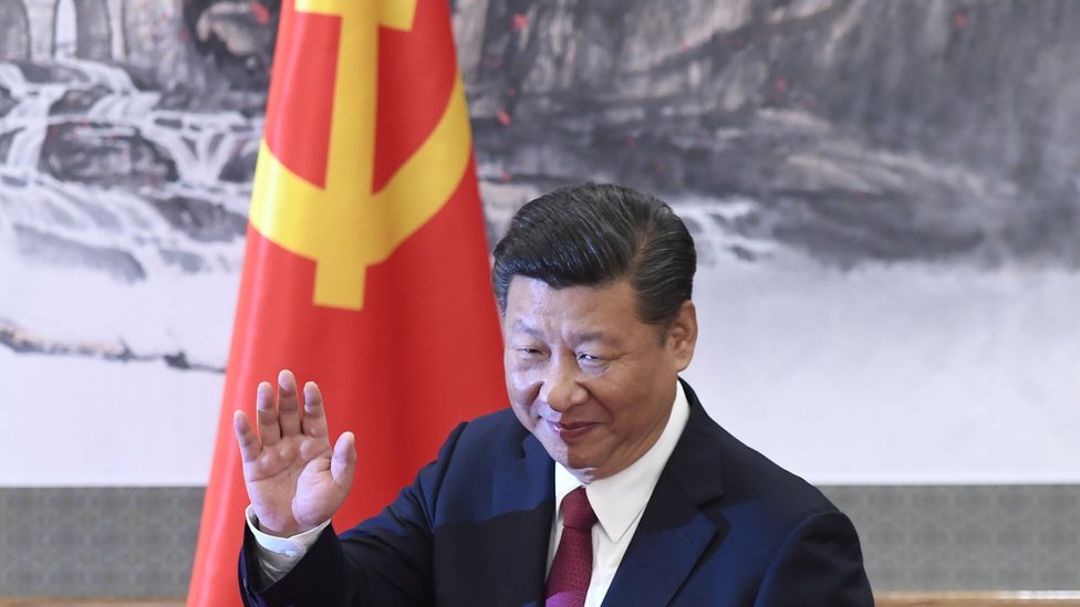 Xi Jinping fue ratificado en su puesto hasta 2022. Xi Jinping saluda con una bandera comunista de fondo.
