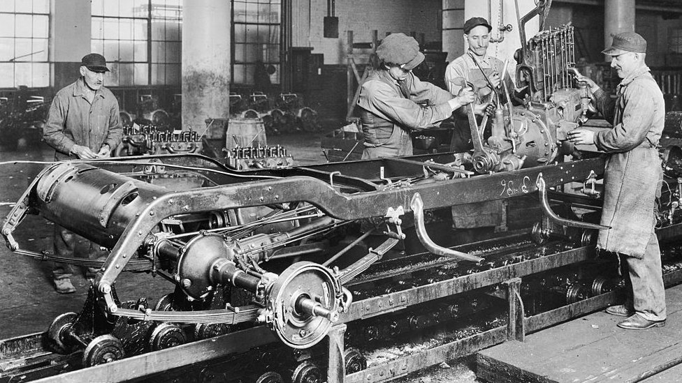 Рабочие завода General Motors в Великобритании примерно в 1920 году