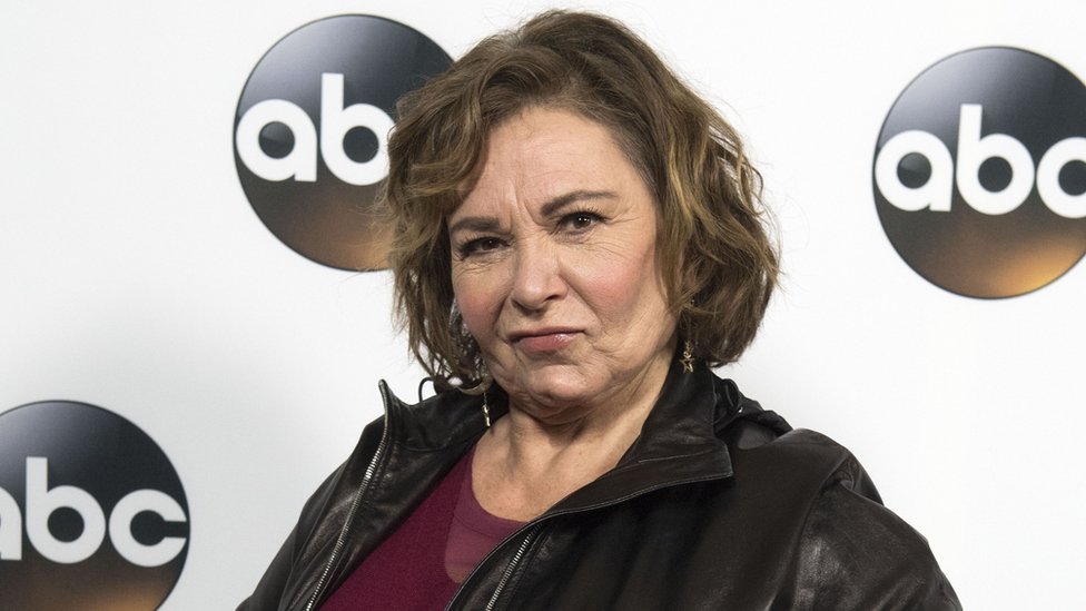 Roseanne Barr vio su espacio cancelado en la cadena ABC por comparar a una antigua asesora afroamericana de Obama con un simio. Roseanne Barr.