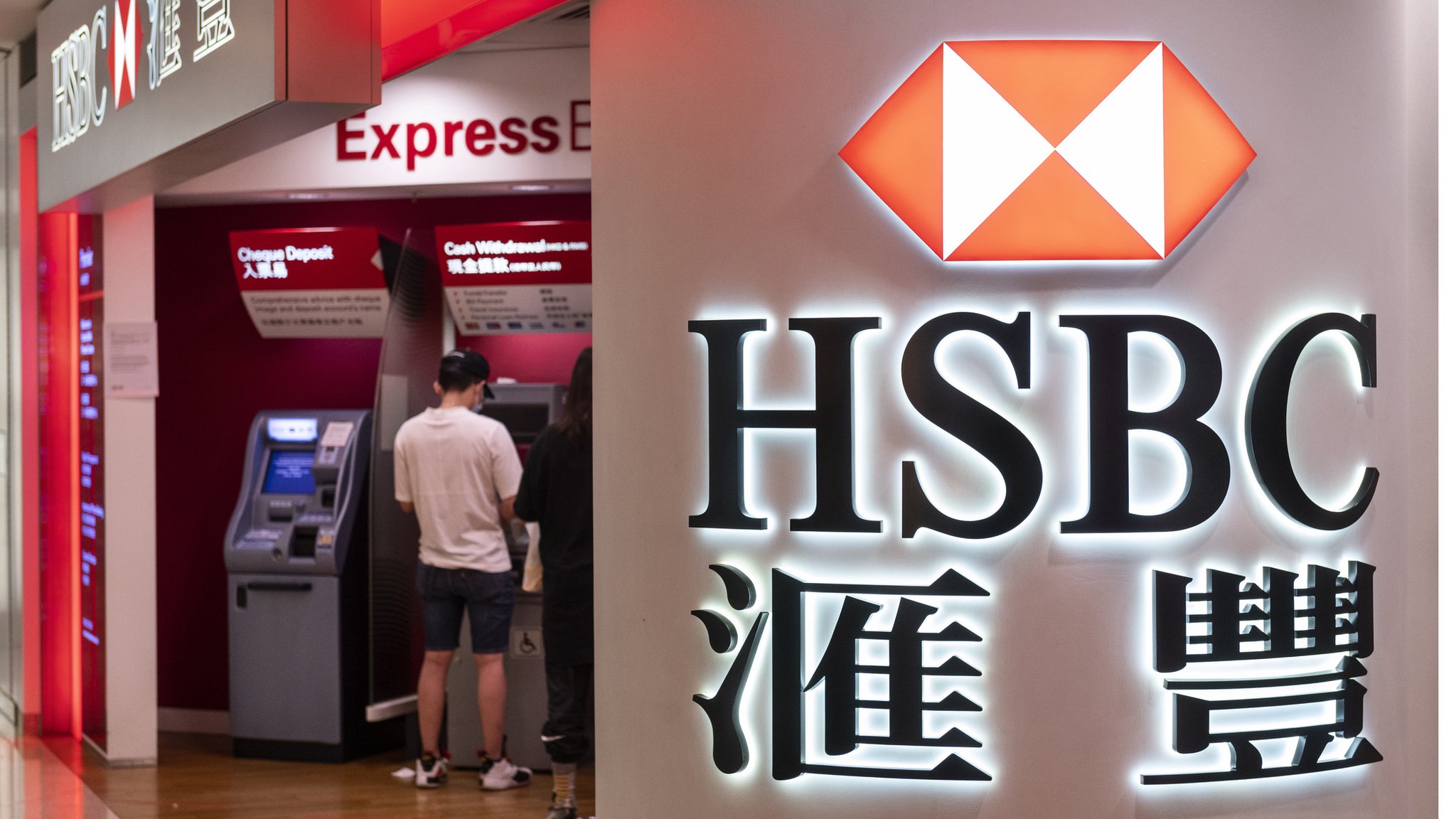 HSBC's shares dive to lowest level since 1995 - BBC News