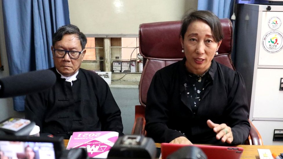 محاميا أونغ سان سو تشي، مين مين سوي (يمين)، وخين ماونغ زاو (يسار) خلال حديث لوسائل الإعلام يوم الاثنين