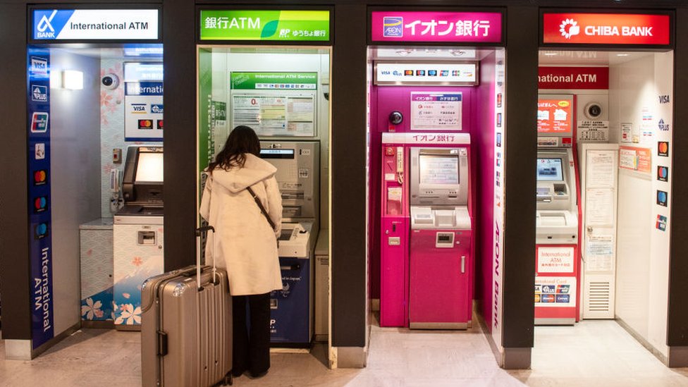 Mujer retirando dinero en un cajero automático