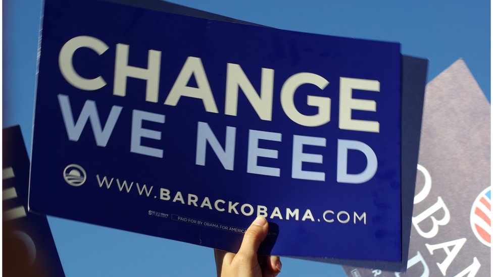 Un simpatizante sostiene un cartel en apoyo a Obama.