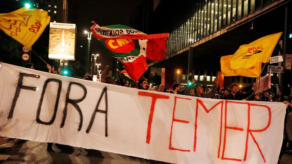 Manifestantes protestaron en Sao Paulo con pancartas que dicen "Fuera Temer". Manifestantes con pancartas que dicen "Fuera Temer".