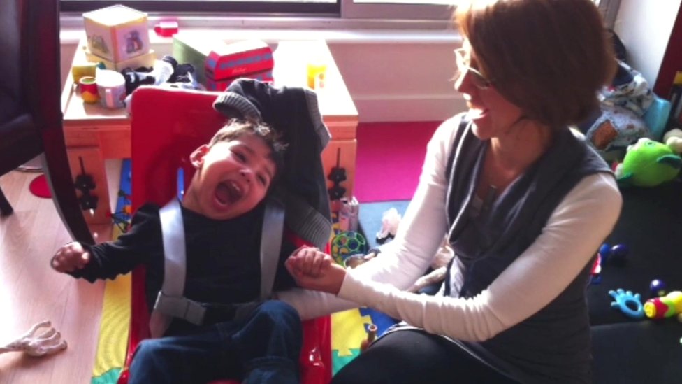 Durante varios años Lynda Collins estuvo al cuidado de Elaan, pero solo era una amiga cercana de su madre. Elaan